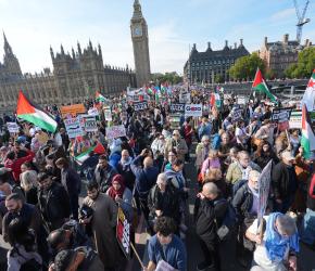 رفضًا لمؤتمر لندن.. مظاهرة حاشدة أمام جامعة كينغز كوليدج لندن