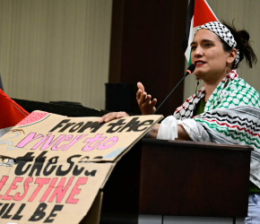 ناشطة تقاضي شرطة “بولدر” لمنعها من كتابة جملة تضامنية