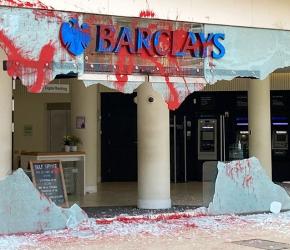 ساهمتا بدعم حرب الإبادة  احتجاجات مستمرة ضد "باركليز" و "بالانتير"