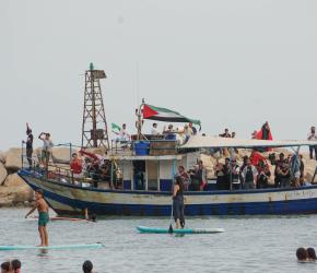 تمهيدًا للانطلاق.. بدء تجميع سفن “أسطول الصمود” بميناء أوغوستا