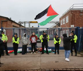 اسقاط التهم عن نشطاء استهدفوا مصنعًا يسلح الاحتلال