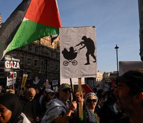 إيقاف طبيبة بريطانية بعد تهجمها على زميل تضامن مع غزة