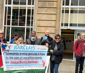 يستثمر مع شركات الإبادة  وقفة احتجاجية أمام بنك "باركليز" في بريطانيا
