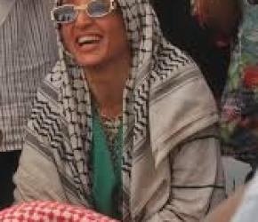 أبقت على 6 نشطاء.. السلطات التونسية تُفرج عن الناشطة سناء مساهلي