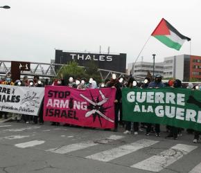 احتجاجًا على تواطؤها.. ناشطون يُغلقون مقر شركة "تاليس" في جينفليه