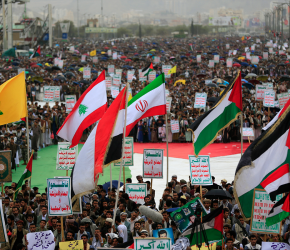 مظاهرة حاشدة في اليمن تضامنًا مع فلسطين وإيران ولبنان