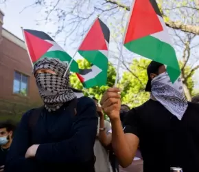 شاركوا بوقفة تضامنية مع فلسطين  أساتذة يقاضون جامعة أمريكية لتسببها باعتقالهم