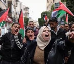 مظاهرات عالمية تتوسع دعماً للأسرى الفلسطينيين... ناشطون يغلقون جسرًا في إيطاليا احتجاجًا على شحنة أسلحة
