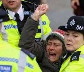 الشرطة البريطانية تعتقل 523 متظاهرًا في ميدان ترافالغار بلندن... "أسطول الصمود العالمي" يستعد للانطلاق من برشلونة لكسر حصار غزة