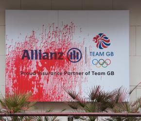 تؤمّن شركات الإبادة احتجاج أمام "أليانز" في برلين