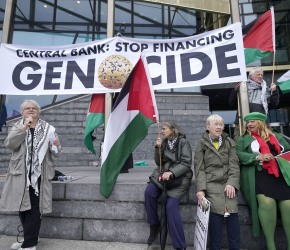 احتجاج أيرلندي يندد بدعم البنك المركزي للاحتلال