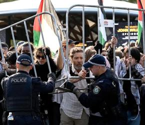 في تواطؤ مفضوح.. اعتقال 20 متظاهرًا تضامنوا مع فلسطين في أستراليا