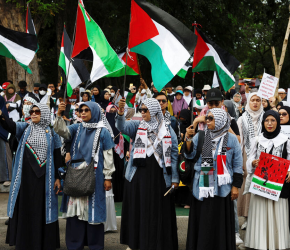 دعمًا لفلسطين.. مظاهرة حاشدة أمام السفارة الأمريكية في جاكرتا