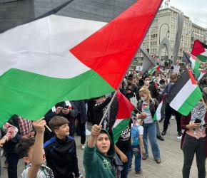 المتواطئة مع “إسرائيل”.. وقفة احتجاجية في “يوركشاير” ضدّ صناديق التقاعد