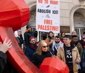 "لا للعدوان الصهيو-أمريكي" احتجاج ضد سيناتور أمريكي صوّت ضد وقف الحروب