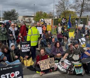 اعتقلتهم الشرطة.. احتجاج أمام قاعدة جوّية بريطانية تُستخدم في قصف إيران