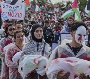 "أوقفوا الإبادة الجماعية".. آلاف المحتجين يتظاهرون في ألمانيا دعمًا لغزة