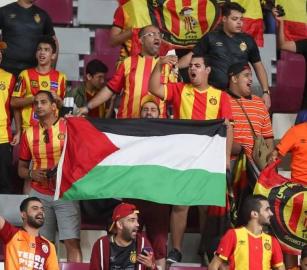 جماهير الترجي التونسي ترفع علم فلسطين دعمًا لغزة