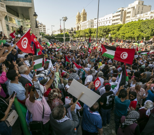 مئات التونسيين يحتجون دعمًا لأسطول الصمود