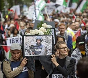 نعوش رمزية.. ستكهولم تتضامن مع الصحفيين الفلسطينيين بغزة
