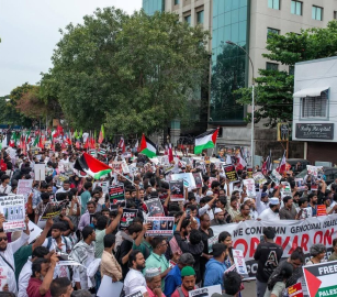 نجوم سينما الهند ينددون بمجازر غزة في مسيرة جماهيرية