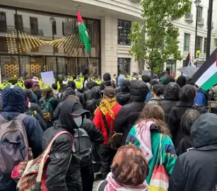 "قاطعوا البضائع الإسرائيلية".. نشطاء في أبردين وبورتليثن يعتصمون أمام فروع "هوم بارجينز"