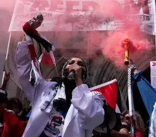 تضامنوا مع "حركة فلسطين".. عشرات النشطاء يمثلون أمام المحكمة البريطانية بدعوى "الإرهاب"