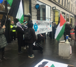 يمول الإبادة.. أنصار فلسطين يعتصمون أمام بنك "باركليز" في غلاسكو