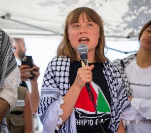 غريتا تعرضت للتعذيب وأجبرت على تقبيل علم الاحتلال بعد اختطافها