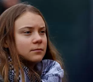 *الناشطة غريتا ثونبرغ: "على كير ستارمر تنفيذ واجبه القانوني لمنع الإبادة الجماعية"*