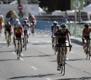 نرفض مشاركة الاحتلال!  احتجاجات التضامن توقف سباق "لا فويلتا" الإسباني للدراجات