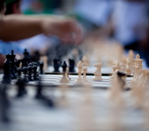 إسبانيا تمنع لاعبي الشطرنج الإسرائيليين من اللعب تحت علم الاحتلال