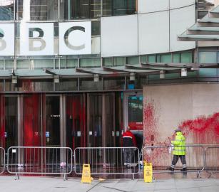 تنديدًا بالتواطؤ الإعلامي .. احتجاج أمام BBC رفضًا لصمتها أمام محاكمة "فلتون 24" والإبادة