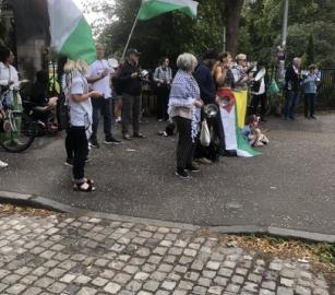 بقرع الأواني الفارغة .زمتظاهرون في غلاسكو يجددون التضامن مع غزة ورفضًا للإبادة