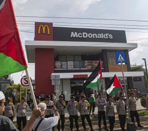 استمرار التسويق لماكدونالدز ليس مجرد نشاط تجاري! هذا موقف سياسي بحت ضد قضايا الأمة