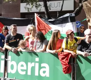 اعتقال ناشطين رفعوا العلم الفلسطيني قبل سباق "فويلتا" بإسبانيا