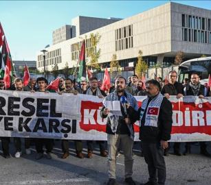 تنديدًا باستمرار العدوان  وقفة احتجاجية أمام السفارة الأمريكية في أنقرة تضامنًا مع غزة