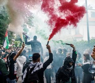 في بروكسل مظاهرة مؤيدة لفلسطين في سوق عيد الميلاد