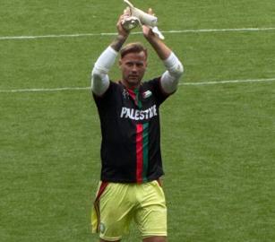 حارس مرمى سيلتك يرتدي قميص فلسطين بعد الفوز على مانشستر يونايتد