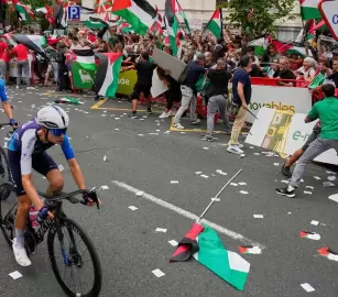 بسبب الاحتجاجات فريق "إسرائيلي" يتخفى خلال سباق الدراجات بإسبانيا