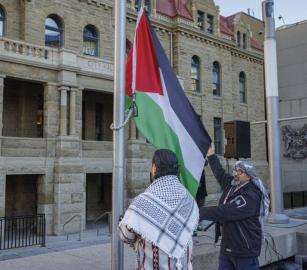 رفع العلم الفلسطيني على مبنى بلدية كالجاري في كندا
