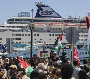 مظاهرة يونانية تجبر سفينة تقل سياحًا إسرائيليين على تغيير مسارها