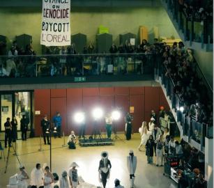 "اقطعوا الشراكة مع لوريال".. طلاب جامعة الفنون بلندن يعطّلون عرض "إعادة الضبط"