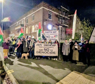 “اعترف بالإبادة”..  احتجاج أمام مكتب النائب جيف سميث في مانشستر