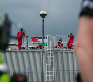 أحكام مخففة على نشطاء احتلوا مصنع أسلحة يدعم الاحتلال