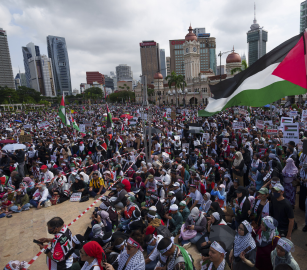 احتجاج يندد يزيارة ترامب لحضور قمة بماليزيا