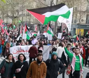 آلاف المحتجين بالسويد وفرنسا طالبوا بوقف الإبادة