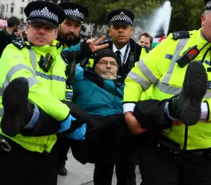 في أسكتلندا ..اعتقال صانعي بودكاست بعد نشر فيديو داعم لـ"حركة فلسطين"