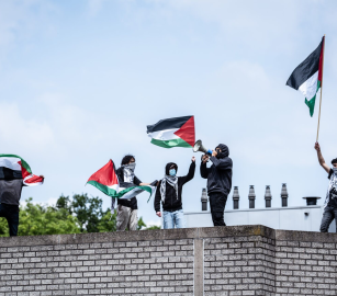 "لا لقمع الأصوات المتضامنة" .. احتجاج بجامعة "نايميخين" بهولندا بسبب معاقبة موظف دعم فلسطين