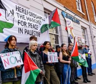 "ممول الإبادة" مجموعة مؤيدة لفلسطين تدعو لمقاطعة بنك "باركليز"